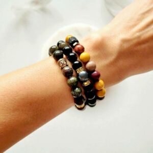 Męska bransoletka z kamieni smoczej krwi, fasetowana kula i złote elementy, stylowy dodatek do garnituru, biżuteria dla miłośników luksusu.