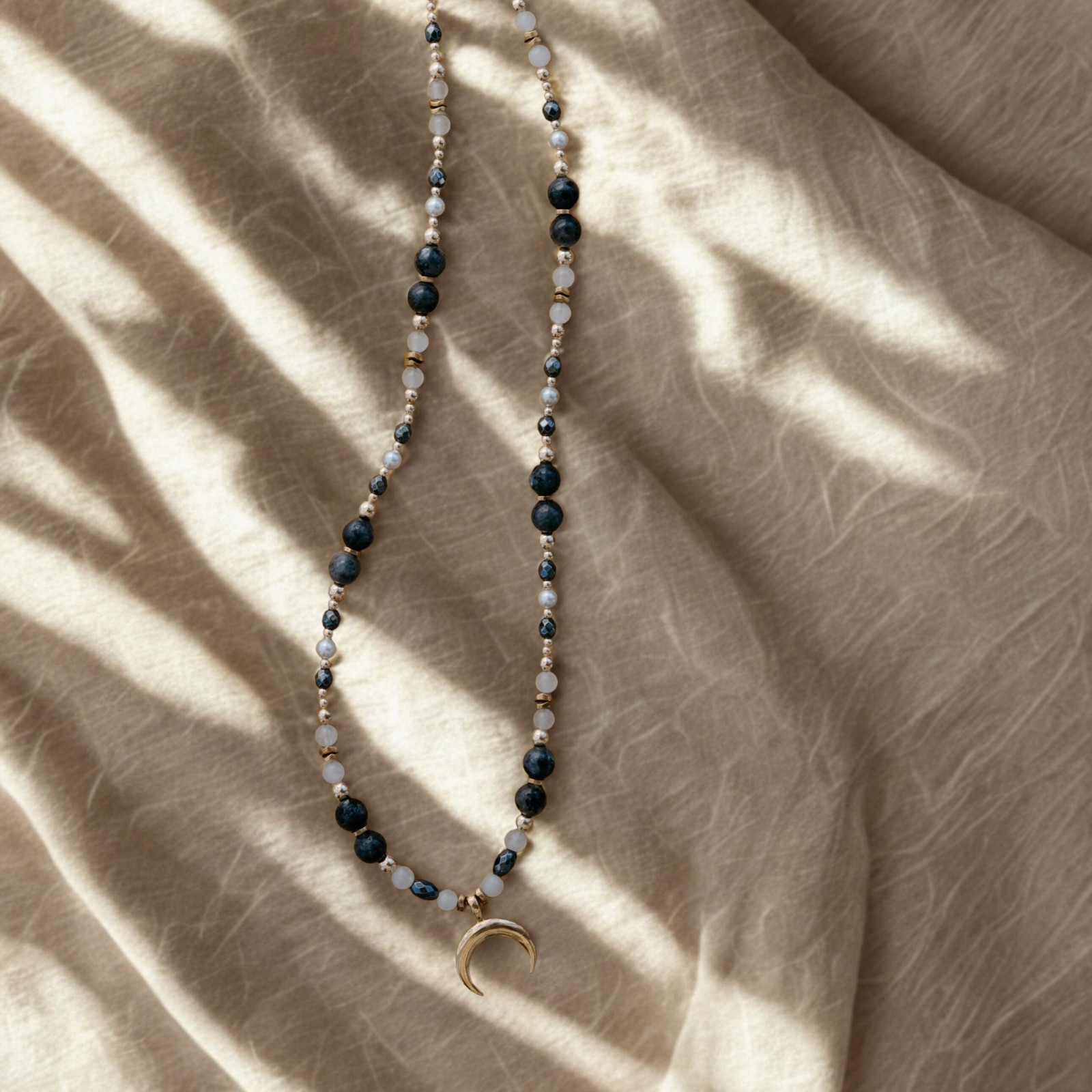Zainspiruj się naszyjnikiem „Księżycowa Bogini” — subtelna biżuteria boho z kamieni naturalnych w odcieniach nocy i światła