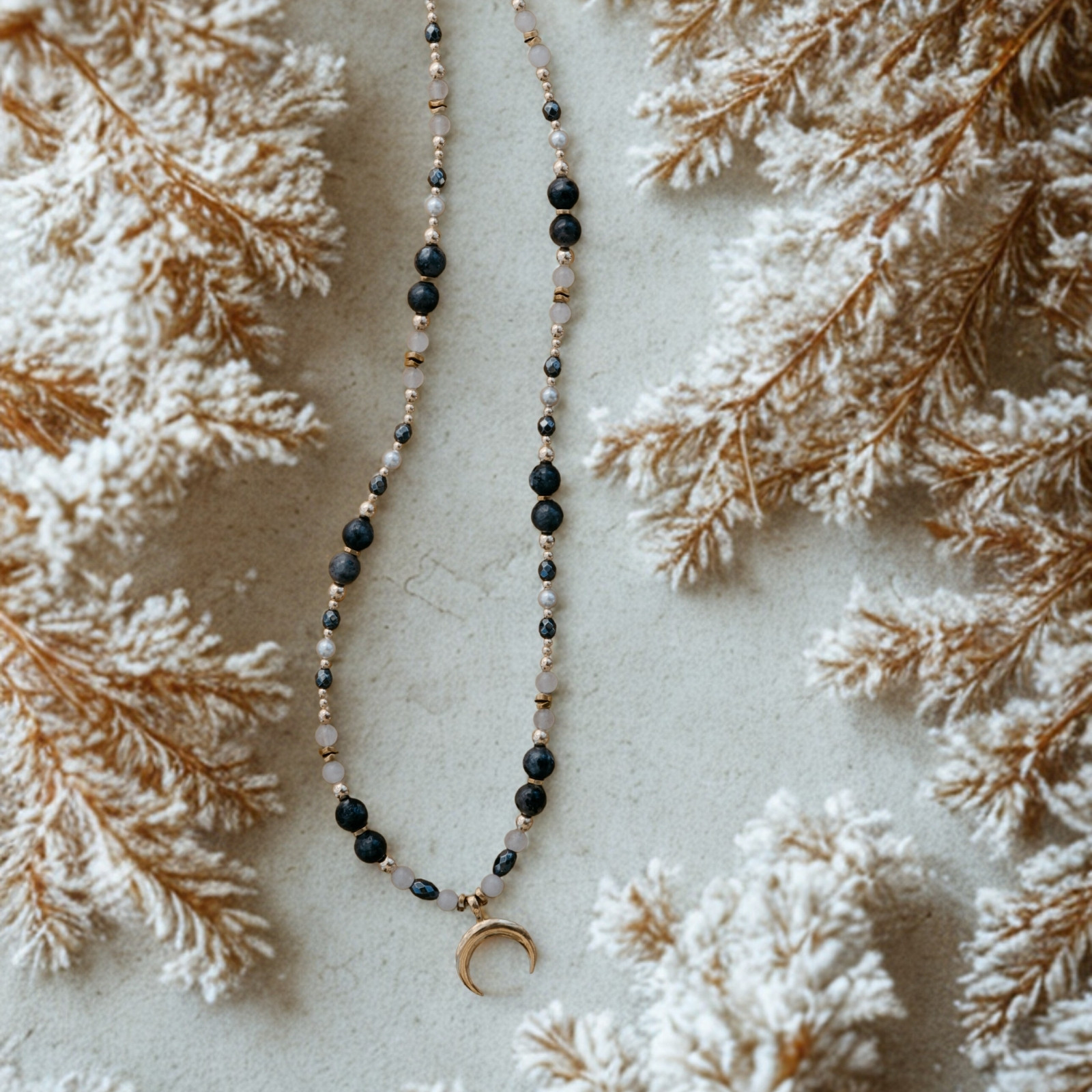 Odkryj naszyjnik „Księżycowa Bogini” — biżuteria boho z labradorytu i pereł w zimowej scenerii, pełna magii księżyca