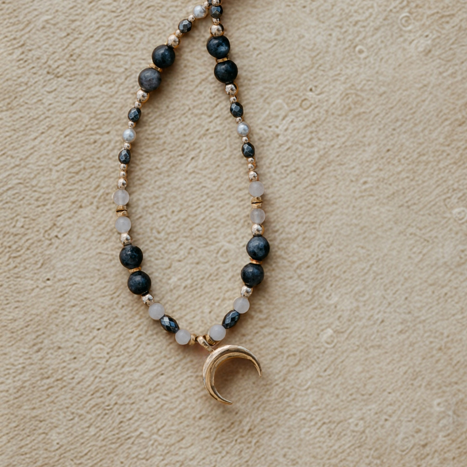 Zbliżenie na zawieszkę księżyca naszyjnika „Księżycowa Bogini” — odkryj magię detali labradorytu, pereł i hematytu
