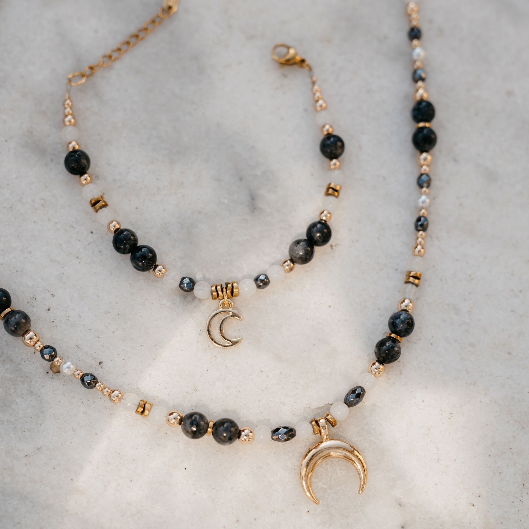 Poznaj zestaw „Księżycowa Bogini” — naszyjnik i bransoletkę z labradorytu, pereł i hematytu inspirowane energią księżyca