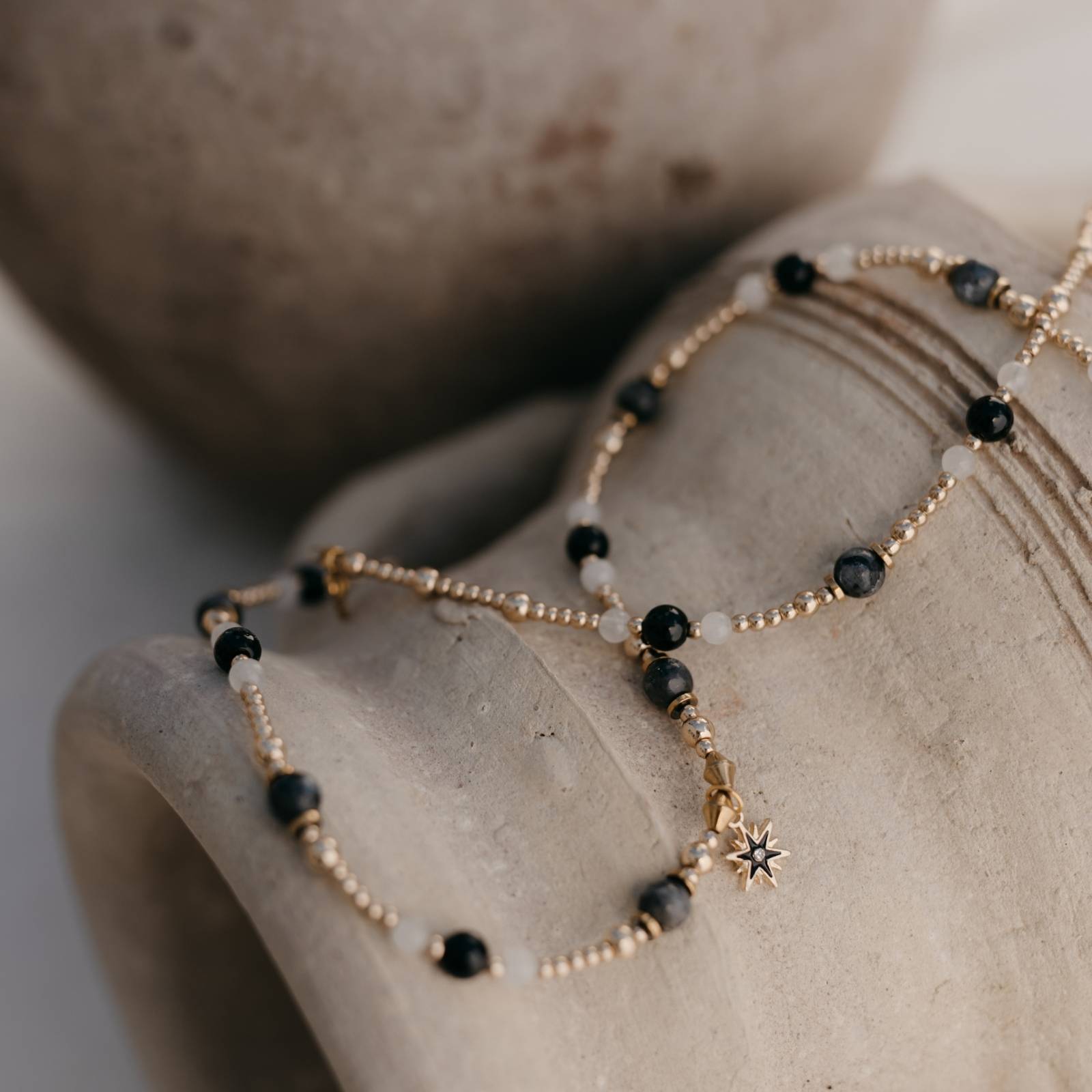 Zawieszka w kształcie gwiazdy i kamienie naszyjnika z labradorytu i agatu – minimalistyczne ujęcie biżuterii premium