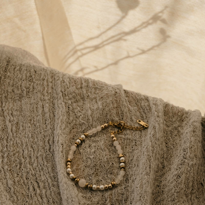 bransoletka z pereł kryształu górskiego i hematytu na pięknej tkaninie w beżach, styl boho