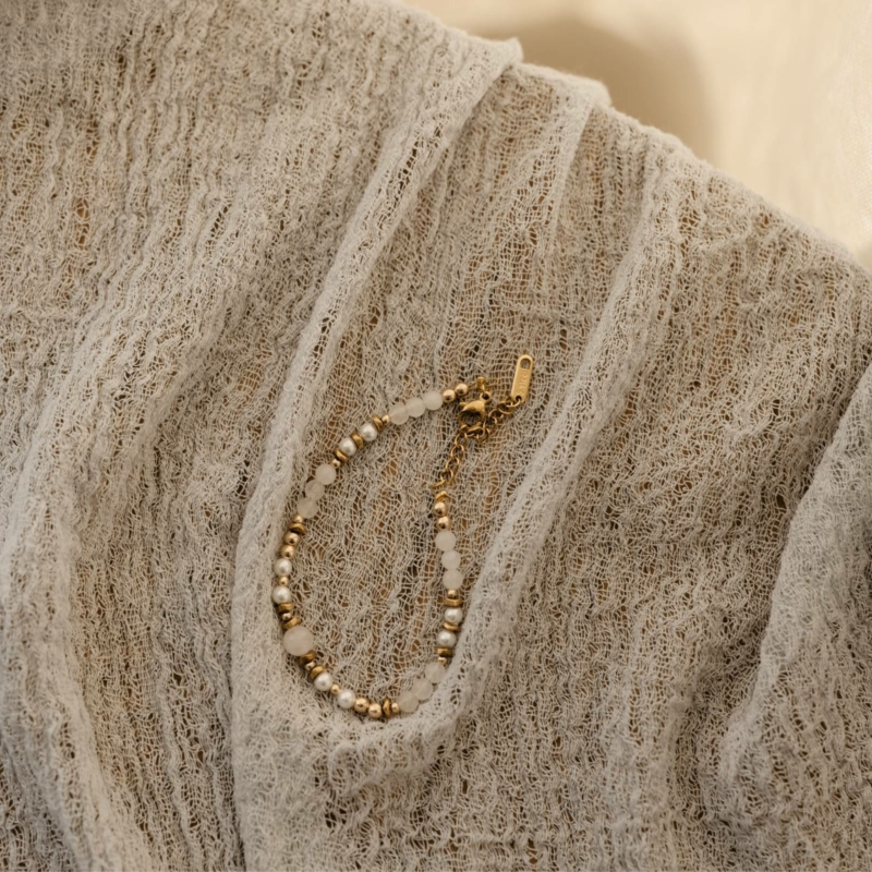 bransoletka z pereł kryształu górskiego i hematytu na delikatnej tkaninie w beżach, Pure Woman