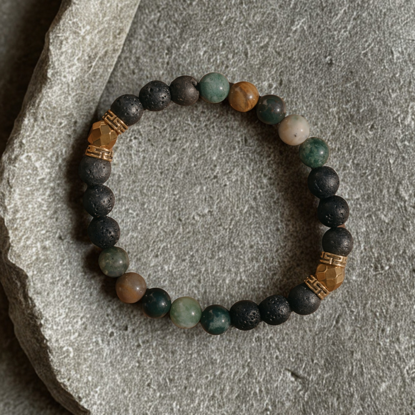 Zbliżenie na bransoletę męską z agatu indyjskiego, lawy i hematytu — sprawdź moc kamieni i zrób na nim wrażenie.