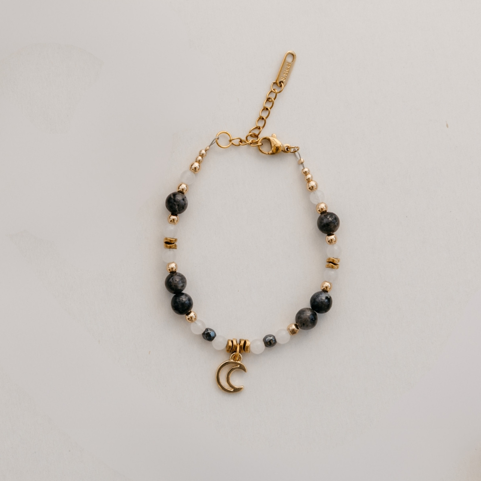 Bransoletka „Księżycowa Bogini” z labradorytem i hematytem. Mistyczna biżuteria wspierająca intuicję i kobiecą energię. Odkryj swoją księżycową stronę.