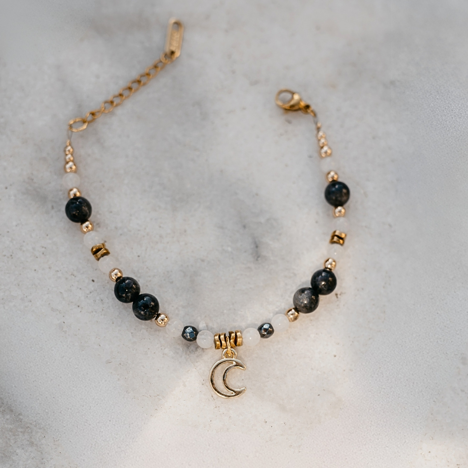 Bransoletka „Księżycowa Bogini” z labradorytu, kryształu górskiego i hematytu z zawieszką księżyca – amulet intuicji i ochrony dla świadomych kobiet.