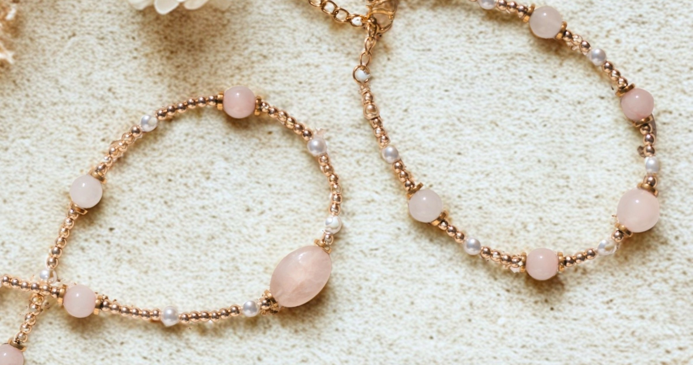Bransoletki z kwarcem różowym – kamień miłości i harmonii