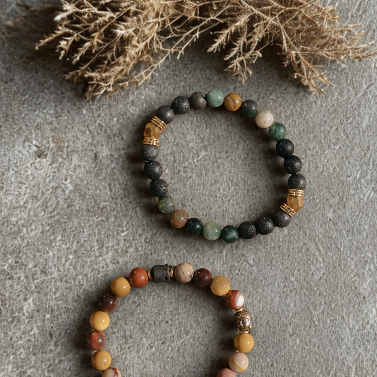 Poznaj duet: bransoleta męska z agatu indyjskiego (Puls Ziemi) i bransoleta z mookaitu — stylowy prezent dla niego.