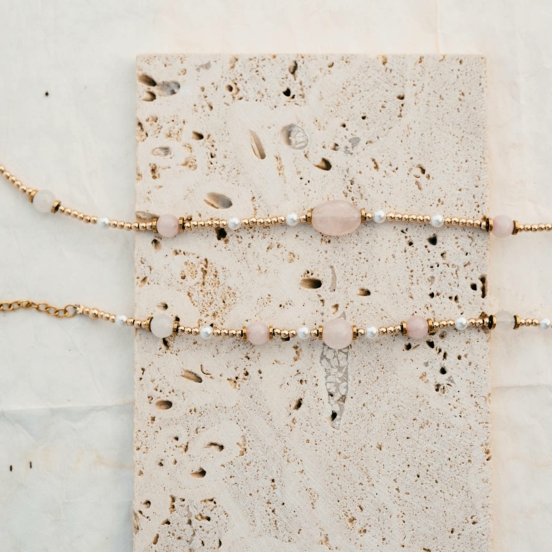 Zestaw biżuterii „Czakra Serca” — naszyjnik z owalnym kwarcem różowym i bransoletka z pereł; otwórz się na miłość