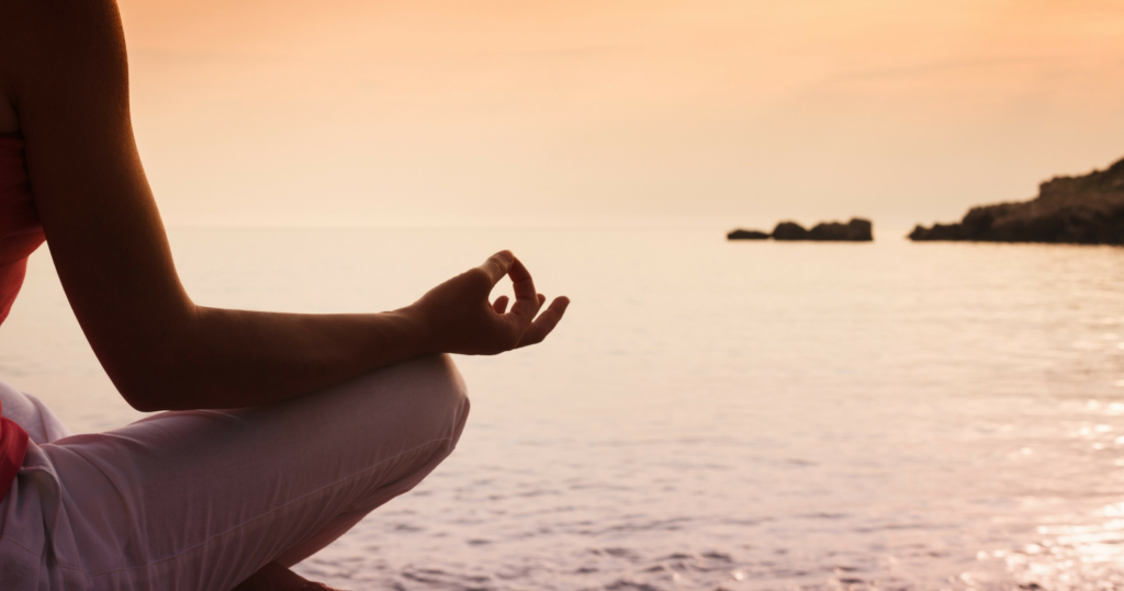 Rytuały pełni księżyca z kwarcem różowym – medytacja nad wodą o zachodzie słońca