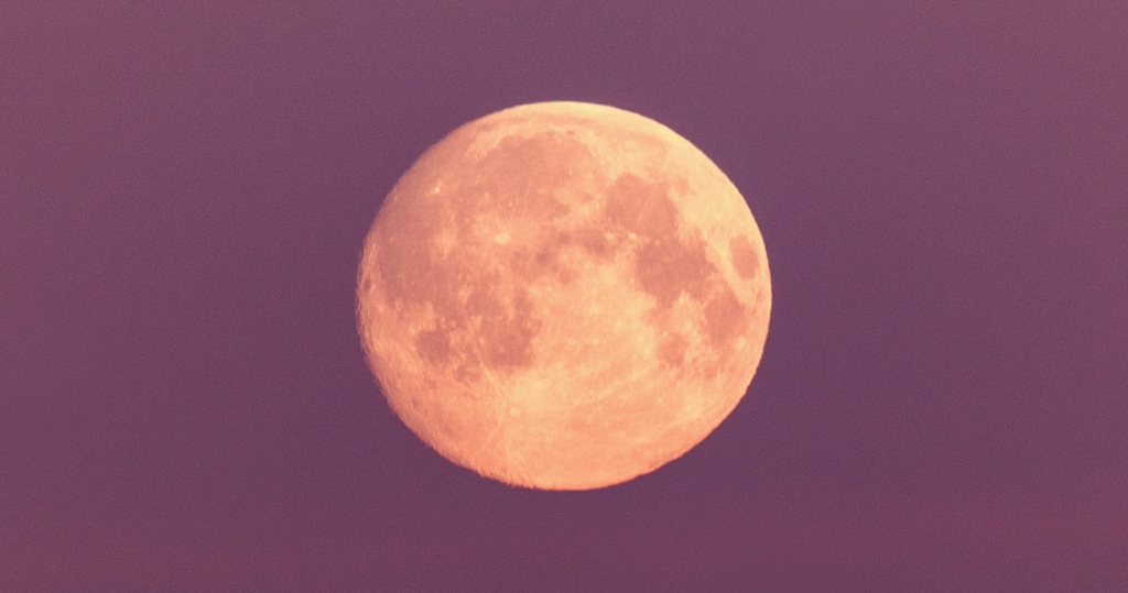 Pełnia księżyca podczas wieczornego nieba – energia do rytuałów miłosnych