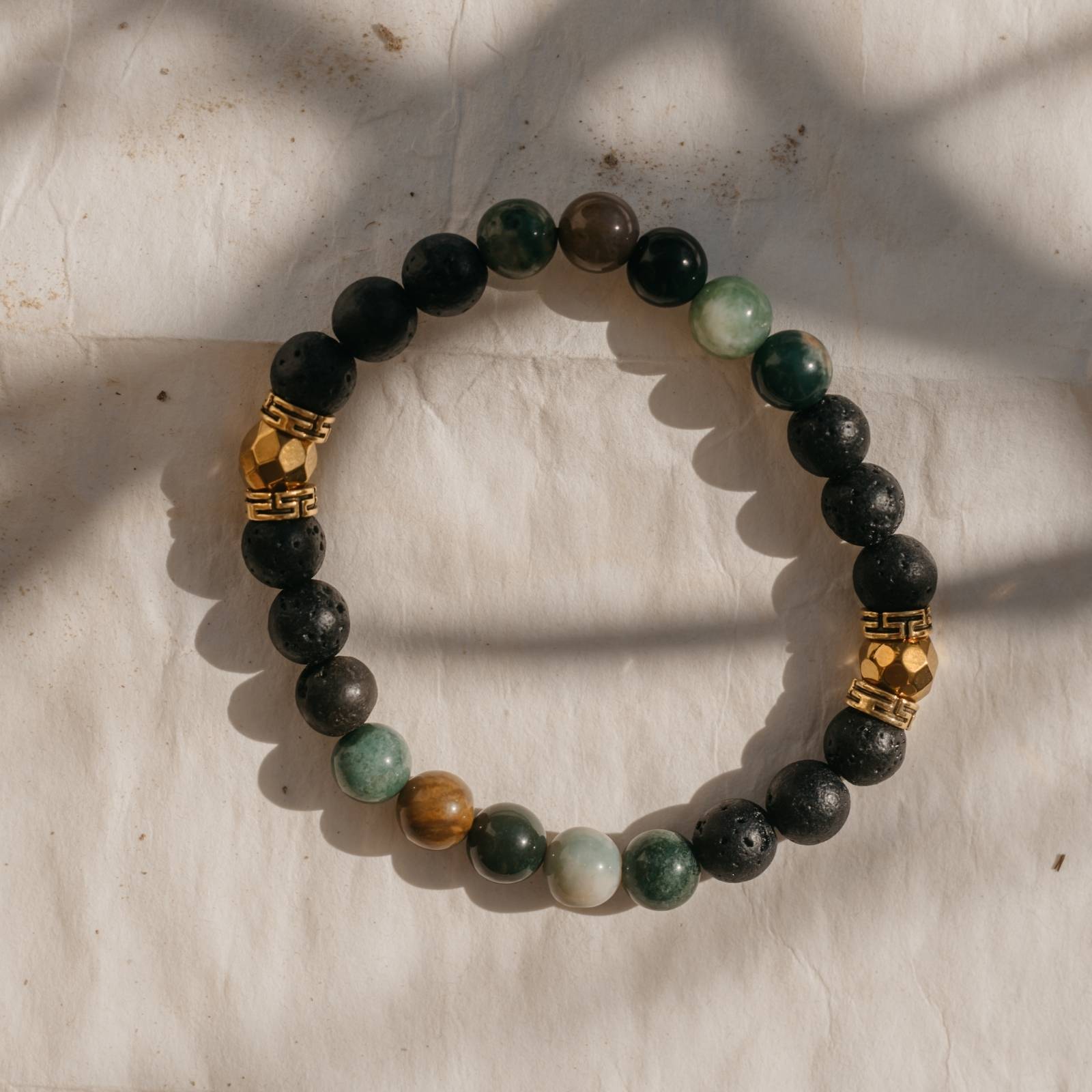 Odkryj bransoletę męską „Puls Ziemi” z agatu indyjskiego, lawy i hematytu — stabilność i ochrona.