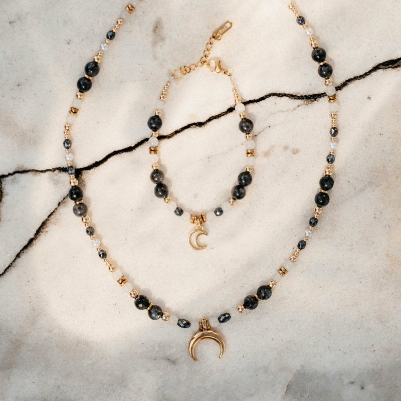 Zestaw „Księżycowa Bogini” – naszyjnik i bransoletka z labradorytu, kryształu górskiego i hematytu. Biżuteria dla kobiet pragnących harmonii i duchowego piękna.