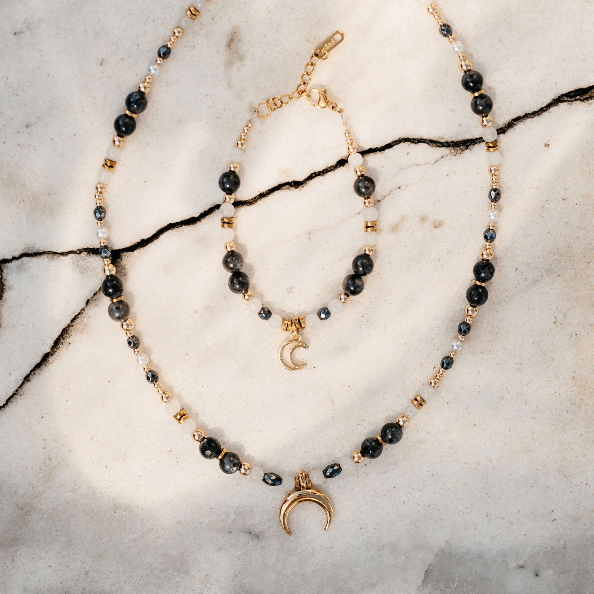 Zestaw „Księżycowa Bogini” – naszyjnik i bransoletka z labradorytu, kryształu górskiego i hematytu. Biżuteria dla kobiet pragnących harmonii i duchowego piękna.
