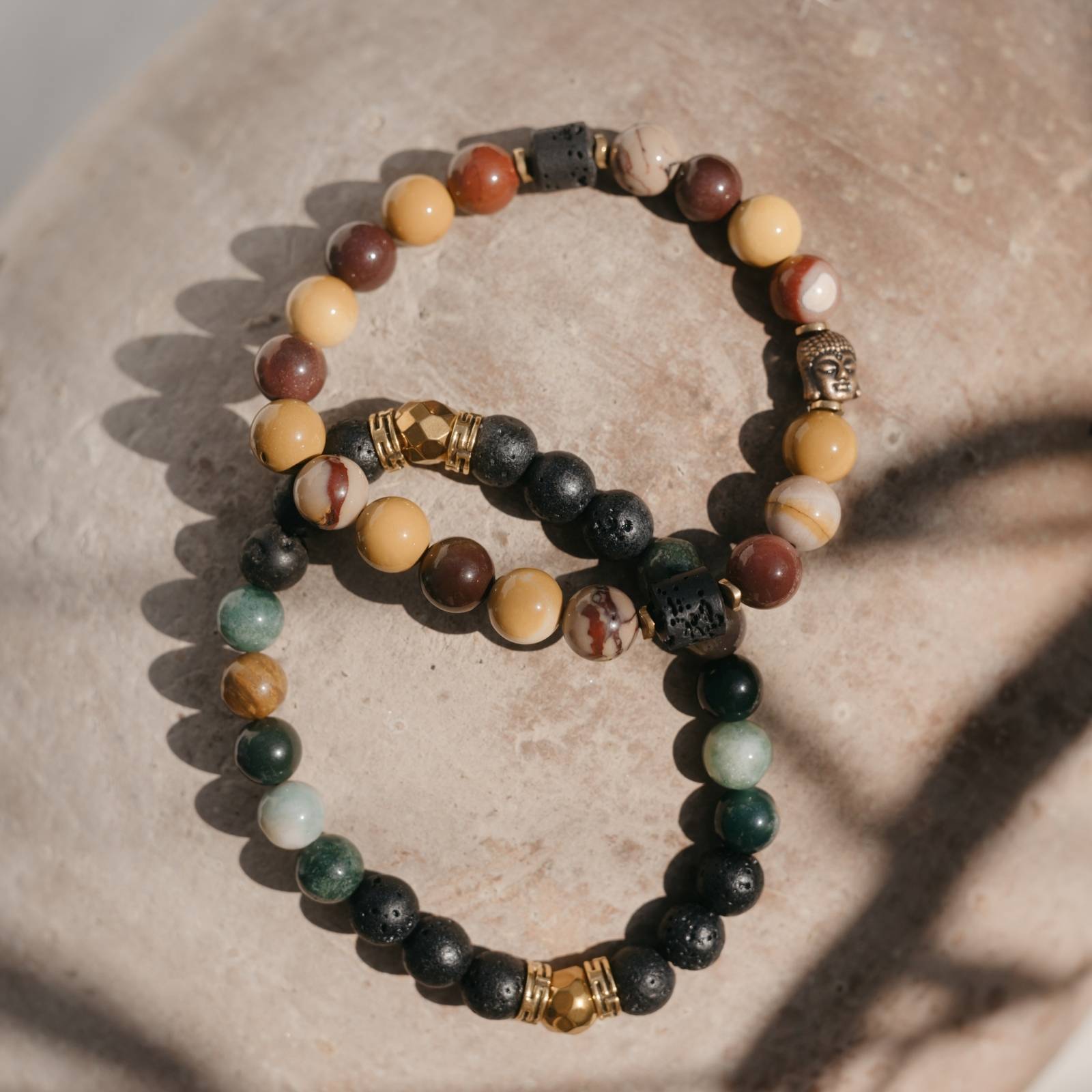 Komplet męskich bransoletek (Puls Ziemi + Zen Wariror) na glinianym tle — stwórz swój indywidualny zestaw.